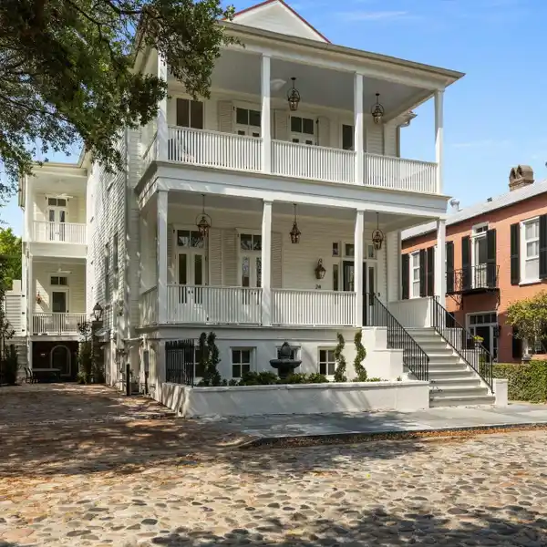 LA BELLE MAISON