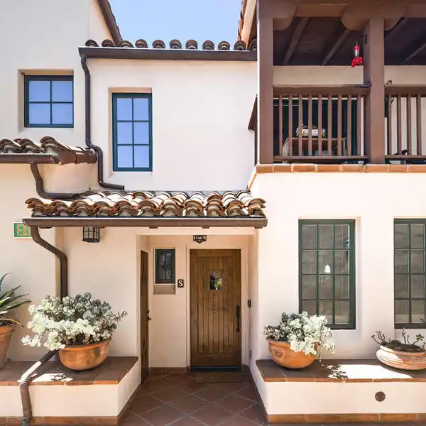 TURNKEY HOME IN UNBEATABLE LOCATION