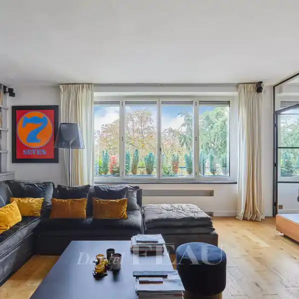 SPACIOUS APARTMENT OVERLOOKING AVENUE FOCH