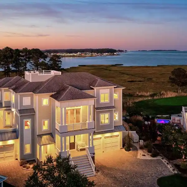 A SANCTUARY OF COASTAL ELEGANCE WITH ENDLESS VIEWS