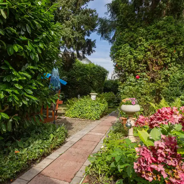 TOWNHOUSE WITH BEAUTIFUL GARDEN IN POPULAR LOCATION