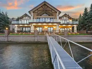 Luxurious Modern Lakefront Home