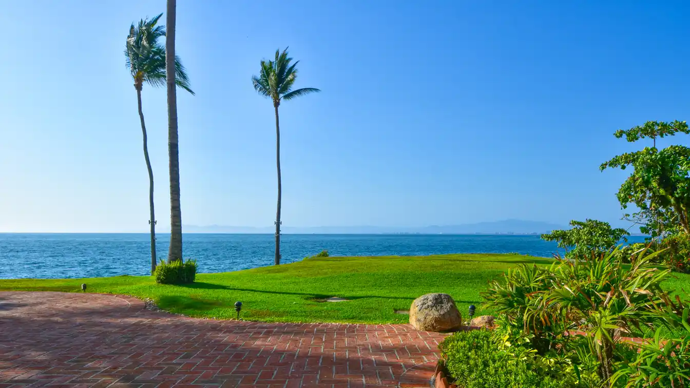 Greatly Appointed Spacious Beachfront Unit at Playas Gemelas