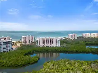 Light-Filled Gulf-View End Unit