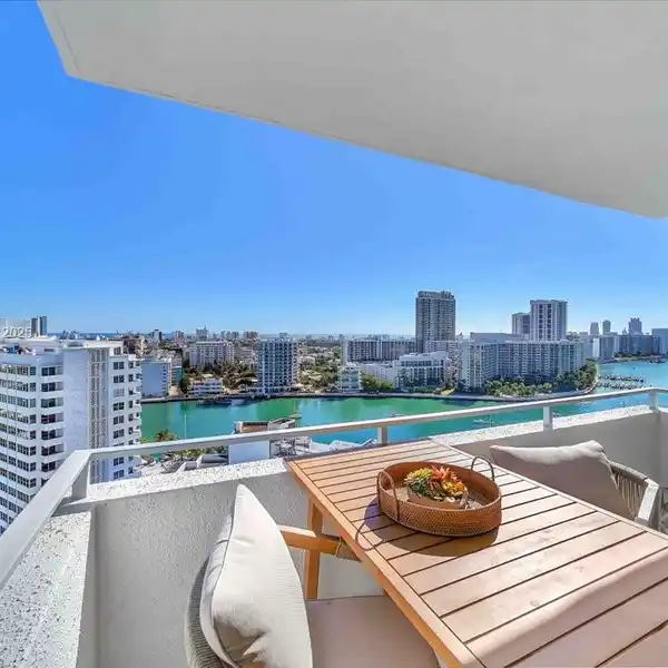 SUNNY EAST-FACING UNIT WITH EXPANSIVE SKYLINE VIEWS