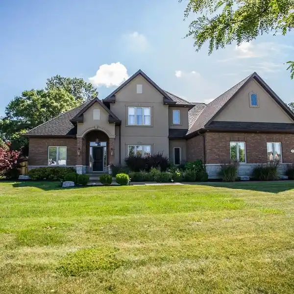 GORGEOUS HOME IN SOUGHT AFTER ROYAL HIGHLAND ESTATES