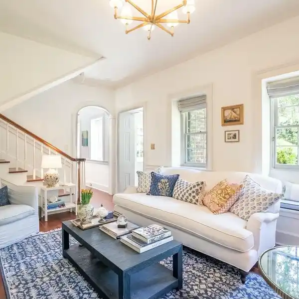 RARE CARRIAGE HOUSE ON A BEAUTIFUL AND PEACEFUL STREET