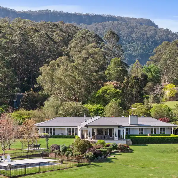 WYCHWOOD - RARE FIVE-ACRE ESTATE