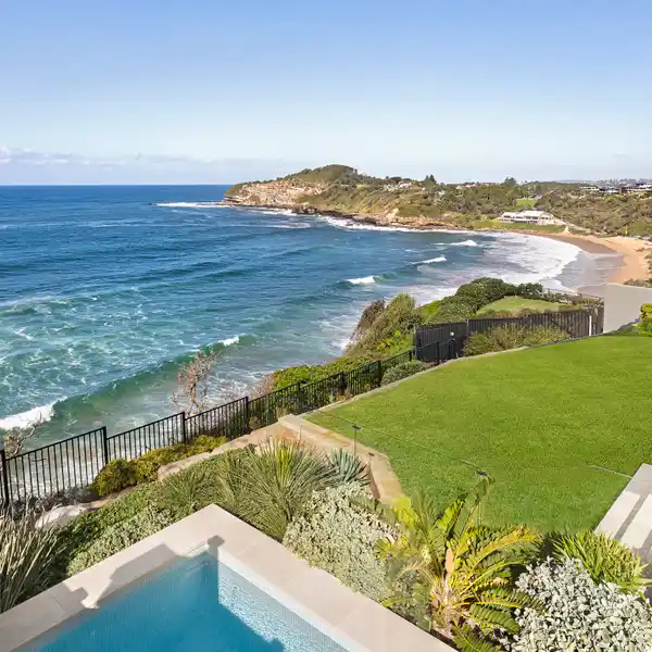 BESPOKE BEACHSIDE RESIDENCE