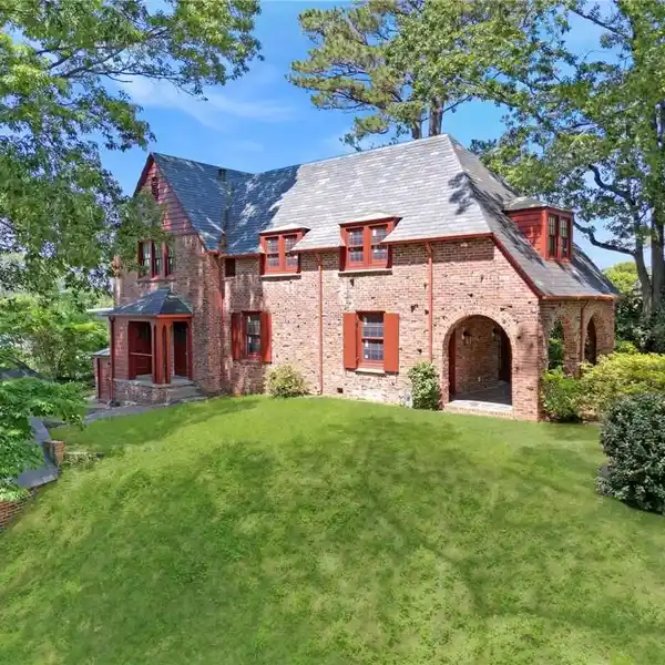 ICONIC RED BRICK HOUSE ON THE HILL