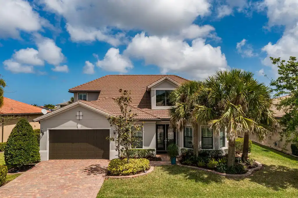 Beautifully Designed Divosta Lakefront Home