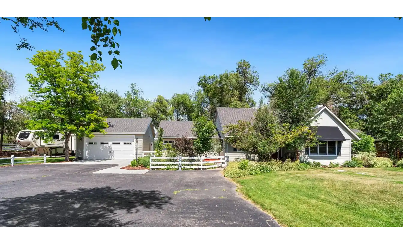Extraordinary Country Estate on 1.5 Acres