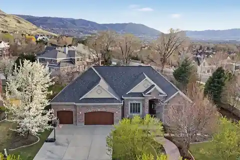 Magnificent Estate in Sought-after Valle Di Villa