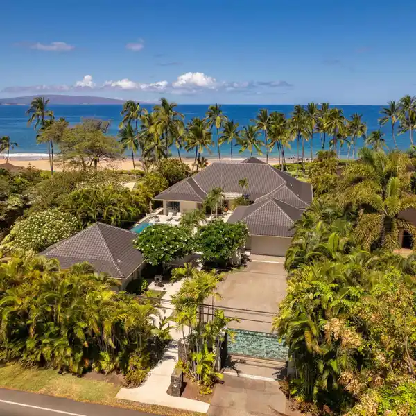 TIMELESS HAWAIIAN ESTATE ON KEAWAKAPU BEACH