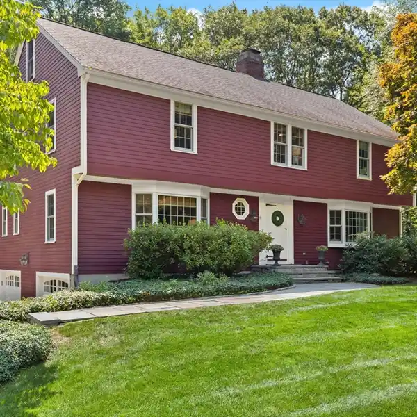 STUNNING PROPERTY WITH MANICURED GROUNDS IN A PEACEFUL SETTING