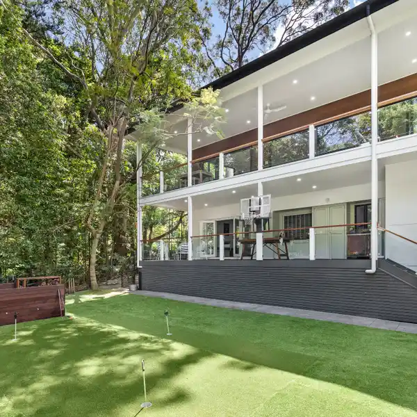 ARCHITECTURALLY DESIGNED RESIDENCE ON A QUIET CUL-DE-SAC