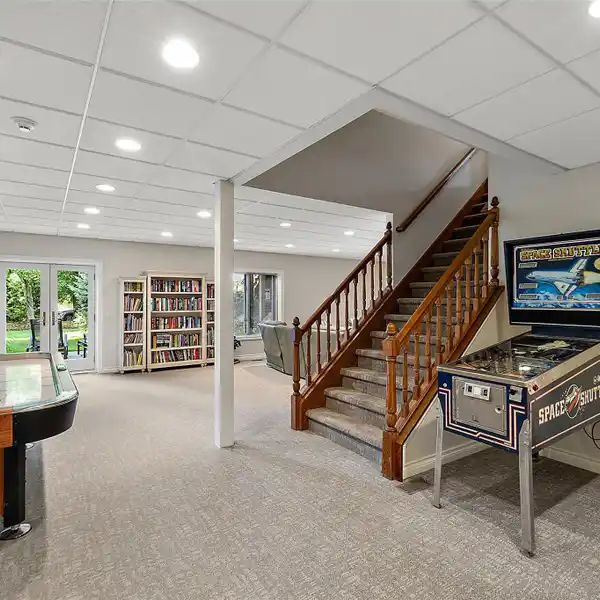 DISTINGUISHED RESIDENCE ON AN EXCEPTIONALLY PRIVATE LOT