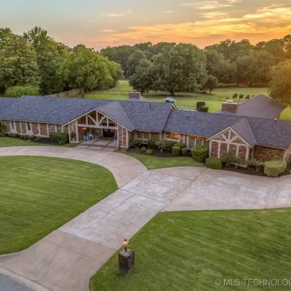 EXCEPTIONAL ONE-STORY ESTATE HOME