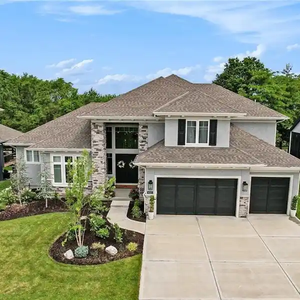 LUXURY LIVING IN AWARD-WINNING BLUE VALLEY