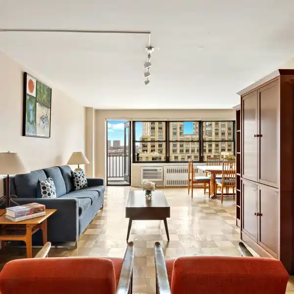 EXCEPTIONAL OPPORTUNITY IN SOUGHT-AFTER LINCOLN TOWERS
