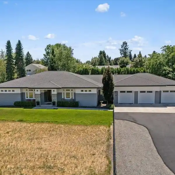 SINGLE-LEVEL MID-CENTURY BEAUTY ON A QUIET CUL-DE-SAC
