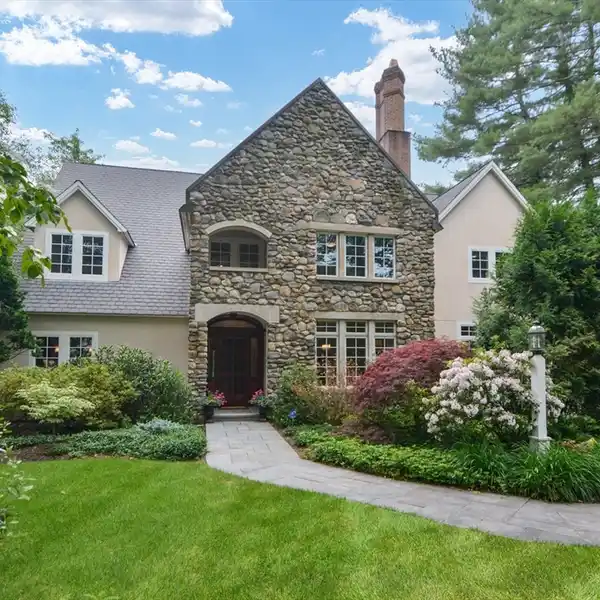 EXQUISITE LIVING WITH GRAND ENTERTAINING SPACES