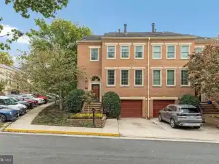 Spacious End Unit Town Home in Mclean Mews