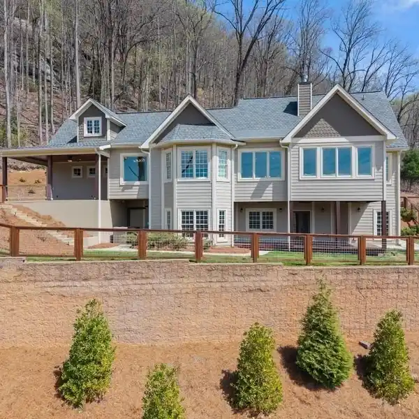 BREATHTAKING 16-ACRE HOMESTEAD