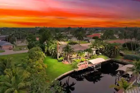 Luxury Canal-Front Oasis in Town & River