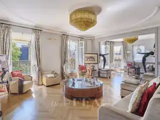 Spacious Luxury Apartment with Continuous Terrace