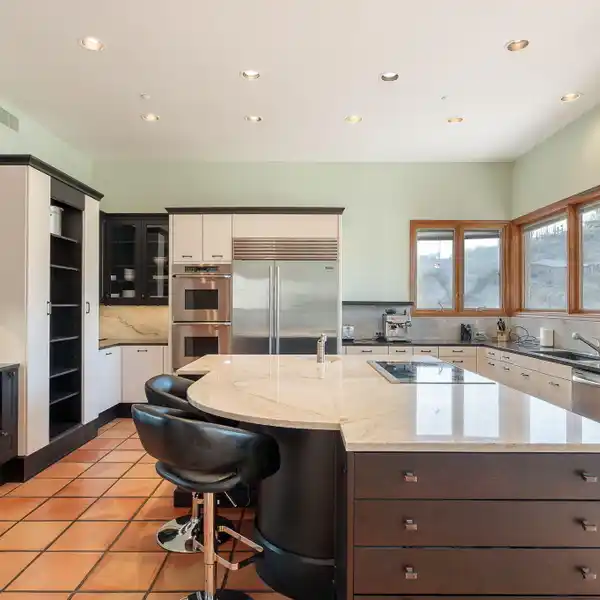 ARCHITECT-DESIGNED HOME WITH PANORAMIC MOUNTAIN VIEWS