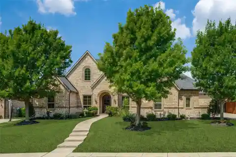 Custom Beauty in Desirable Deer Run