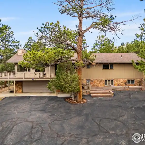 SPACIOUS WOODED ESCAPE WITH BONUS GARAGES