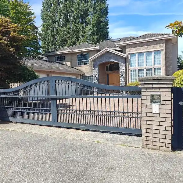 EXCELLENT FAMILY HOME IN FRIENDLY NEIGHBORHOOD