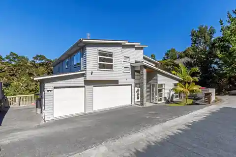 Expansive and Refined Living in Central Greenhithe