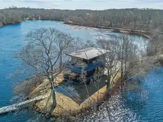 Japanese-inspired Lakefront Retreat