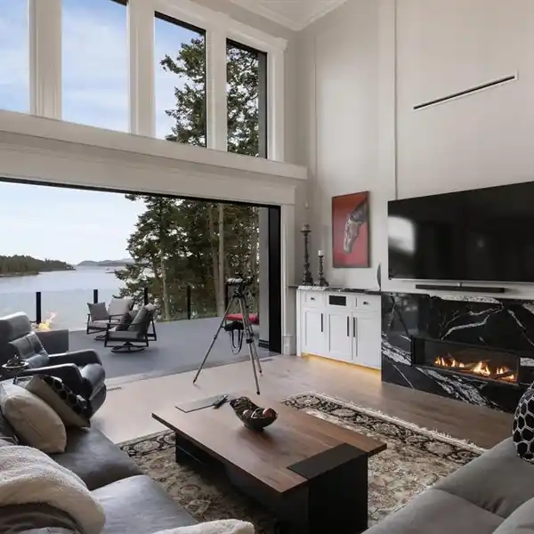 REFINED WATERFRONT ESTATE