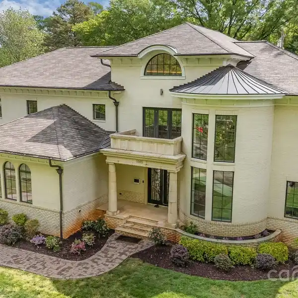 BEAUTIFUL CUSTOM-BUILT MYERS PARK HOME