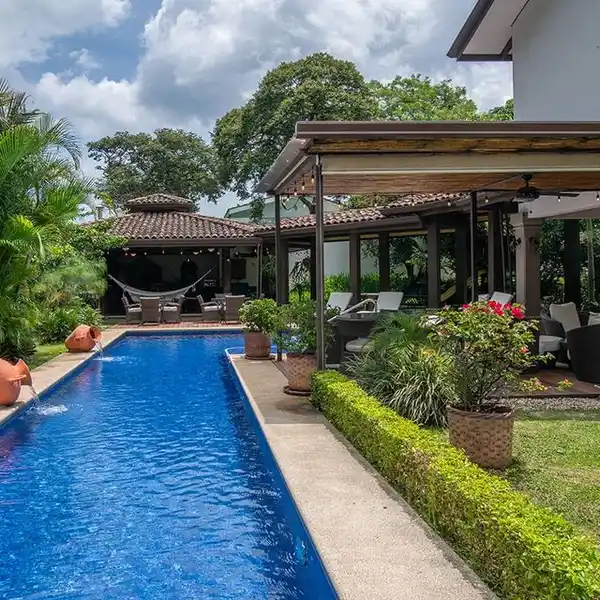 CONTEMPORARY CHARM MEETS GARDEN BLISS
