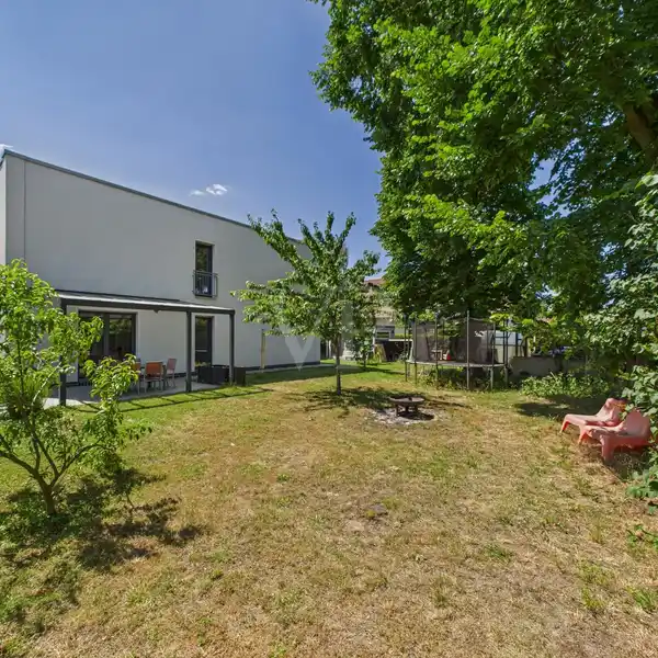 MODERN BAUHAUS-STYLE TOWN VILLA