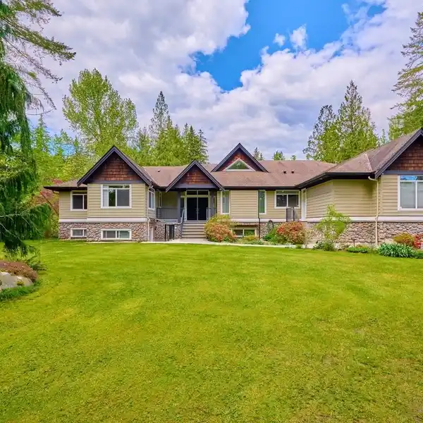 CUSTOM RANCHER ON FIVE PRIME ACRES
