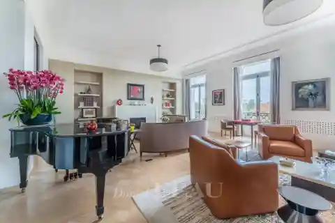 Beautifully Appointed Full-Floor Apartment
