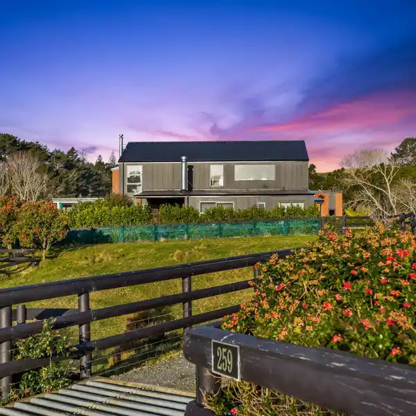 ELEGANT RURAL RETREAT WITH POOL HOUSE AND STABLES