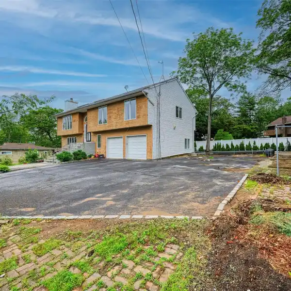 EXTRAORDINARY HOME BLENDING LUXURY AND COMFORT