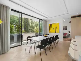 Luxurious Contemporary Single-level Residence in Heart of Double Bay