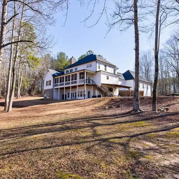 CUSTOM-BUILT PRIVATE LAKESIDE SANCTUARY