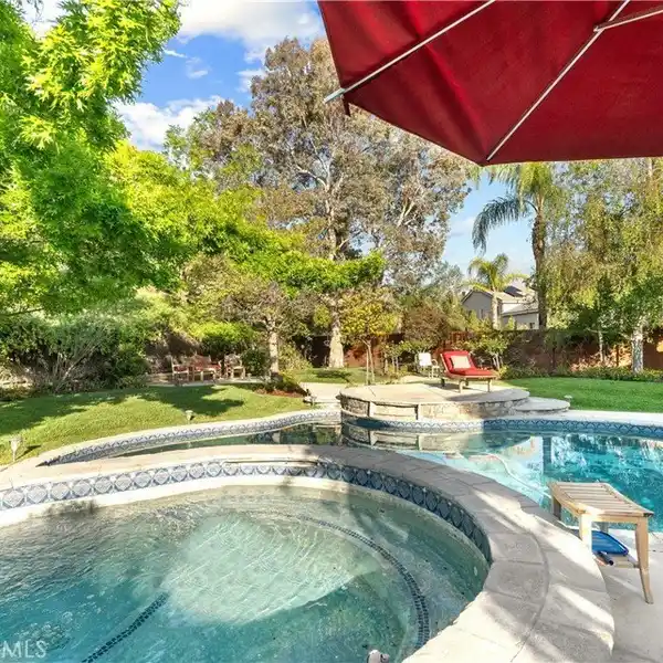 STUNNING POOL HOME