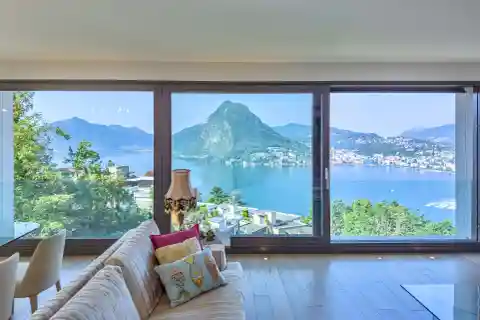 Modern Villa Overlooking Lake Lugano