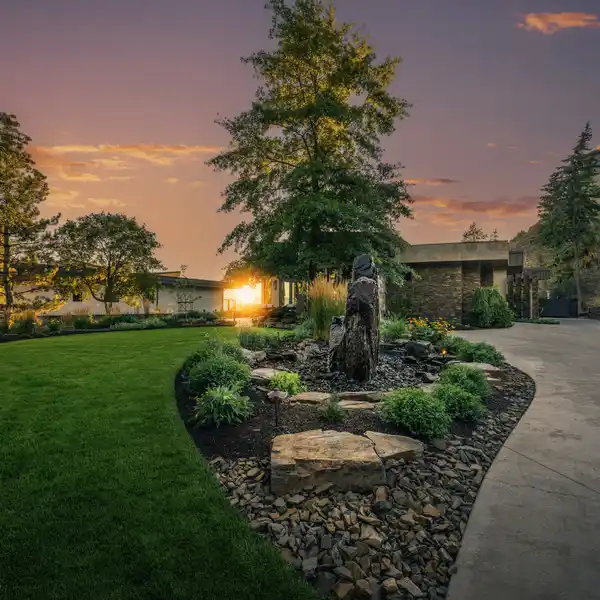 CONTEMPORARY LAKEVIEW SANCTUARY