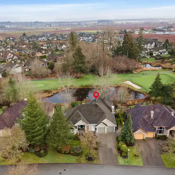 LUXURY LIVING ON A LARGE LOT